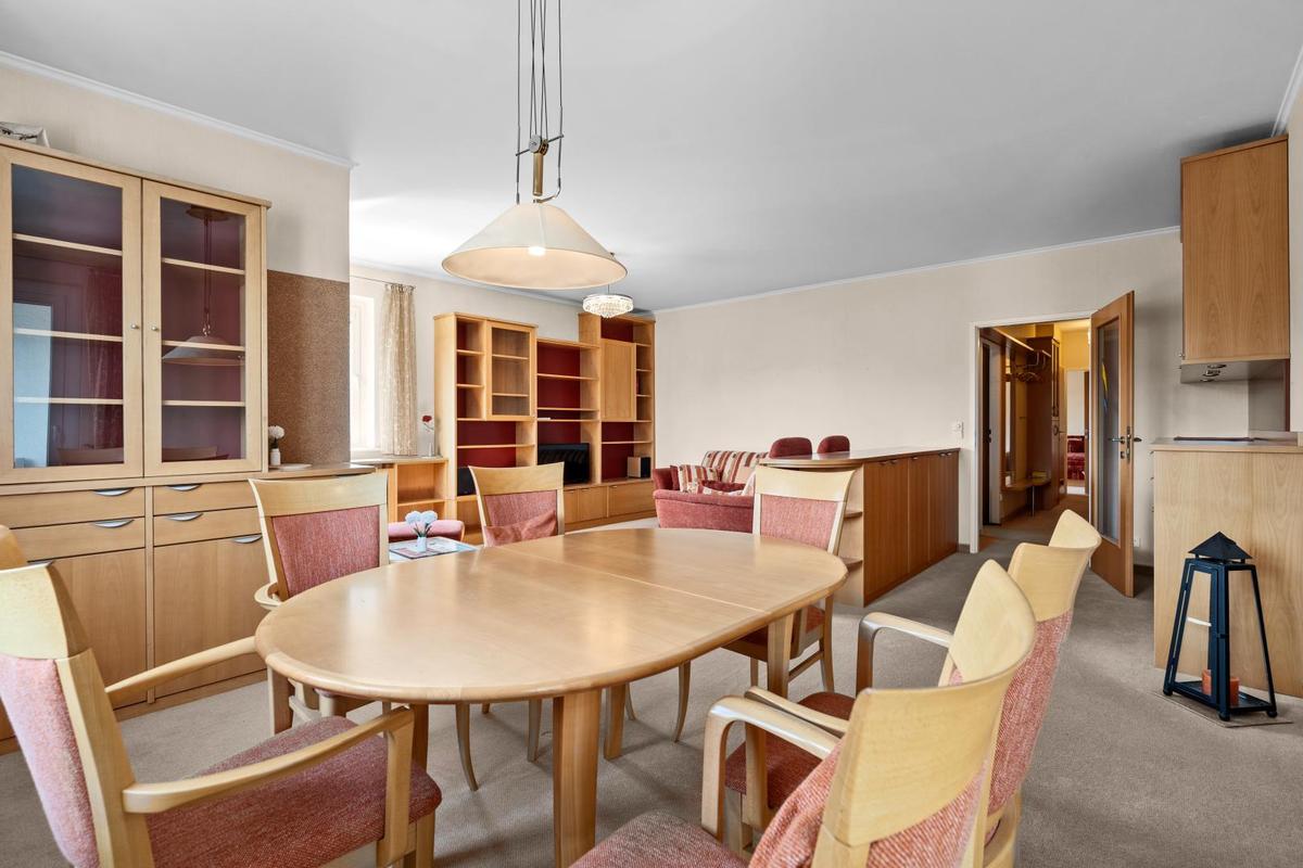 Esszimmer mit Blick ins Wohnzimmer