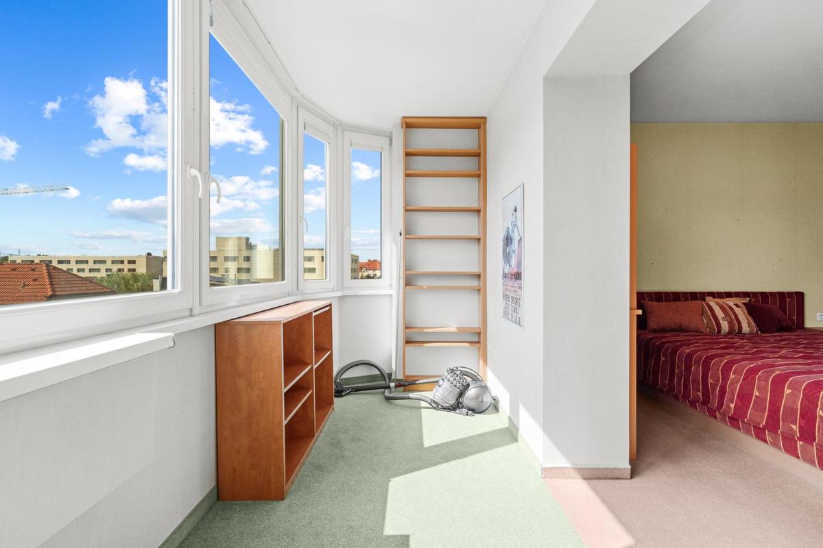 offene Loggia mit Blick ins Schlafzimmer