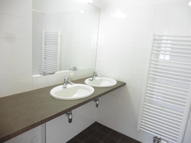 Badezimmer mit Doppelwaschbecken