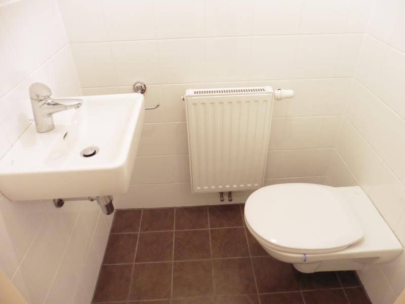 WC mit Waschbecken