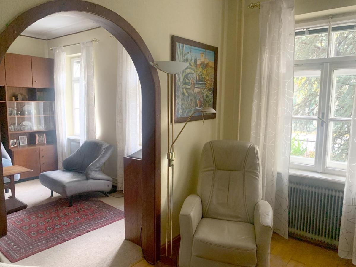 Blick vom Speisezimmer zum Wohnzimmer