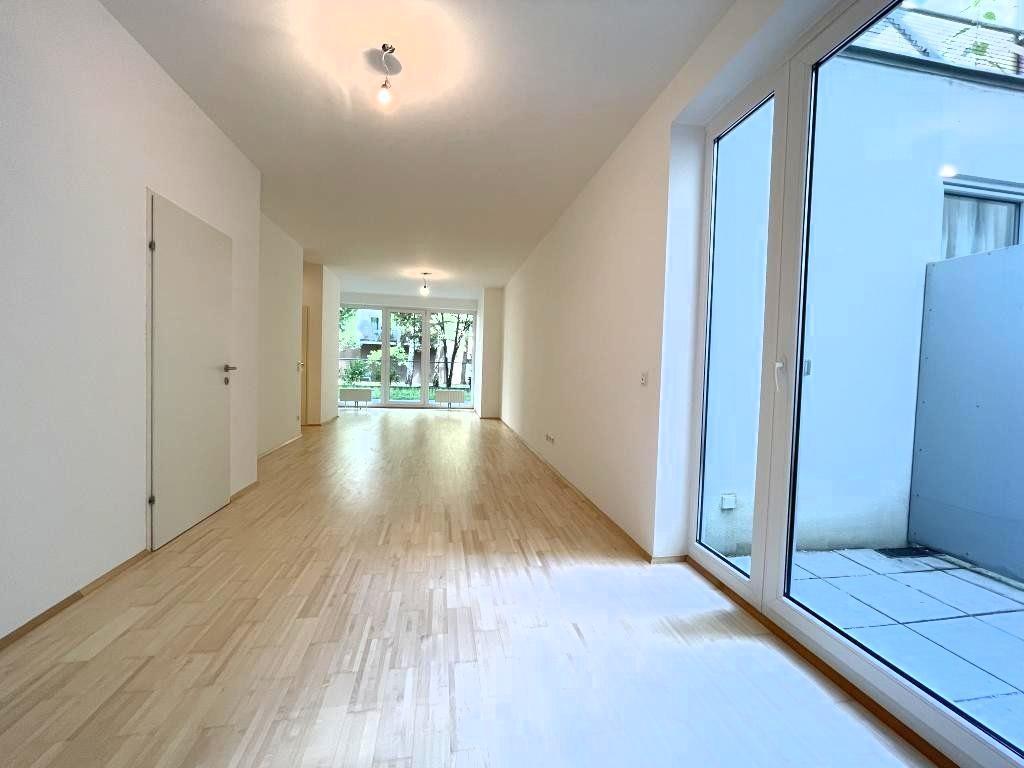 großzügiges Wohnzimmer, Blick zum Eingang