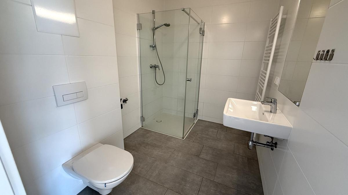 Badezimmer mit Dusche und WC