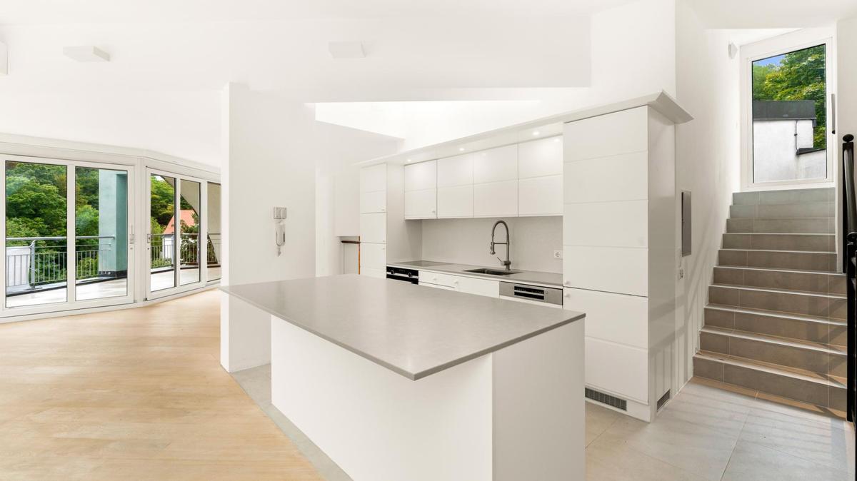 Küche mit Blick zur oberen Terrasse