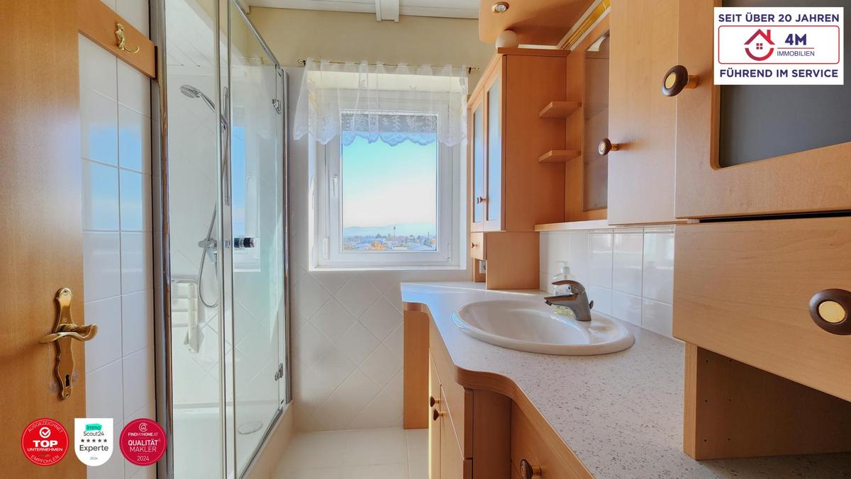 Badezimmer mit Dusche und Ausblick