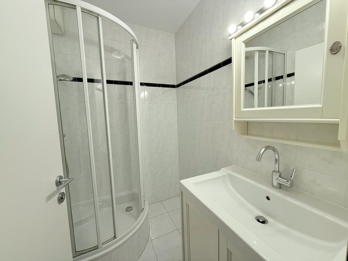 Badezimmer mit Dusche