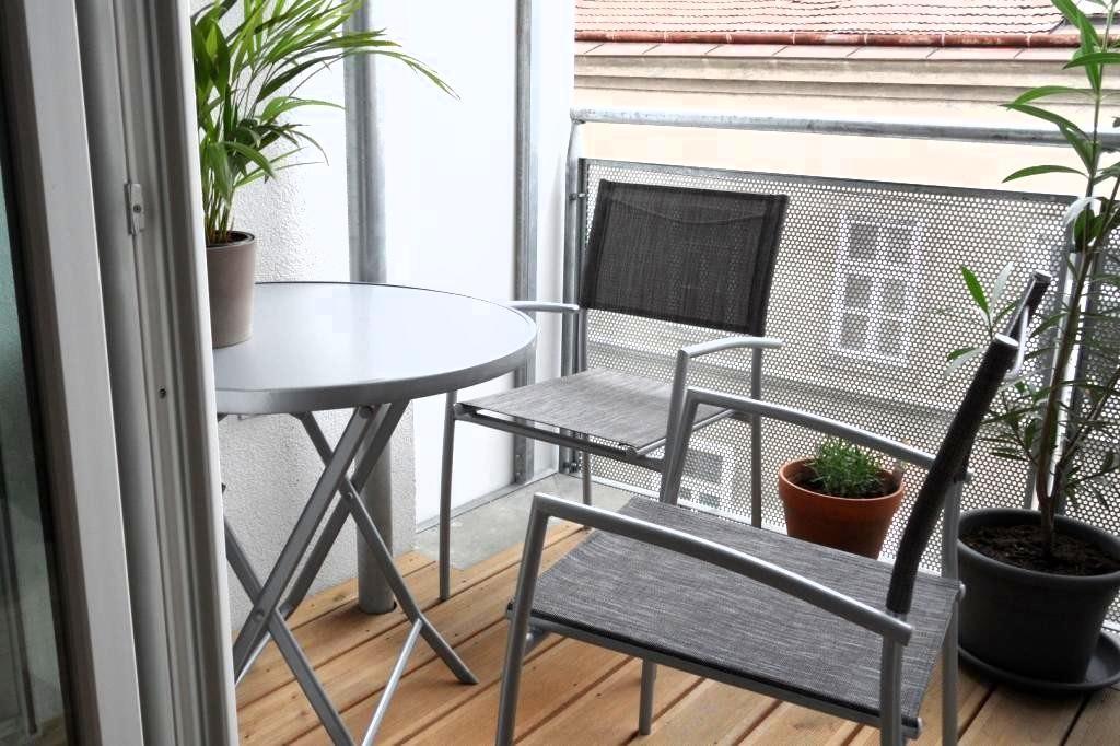 Loggia (Möbel vom Vormieter, Wohnung wird leer übe