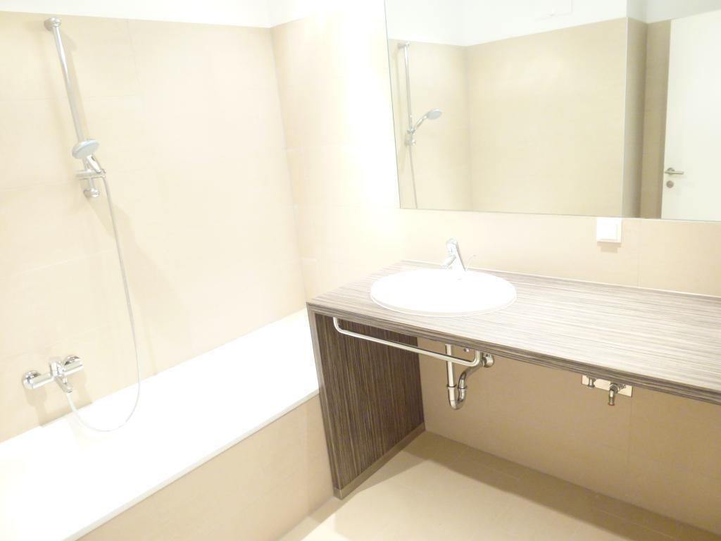 modernes Bad mit Wanne