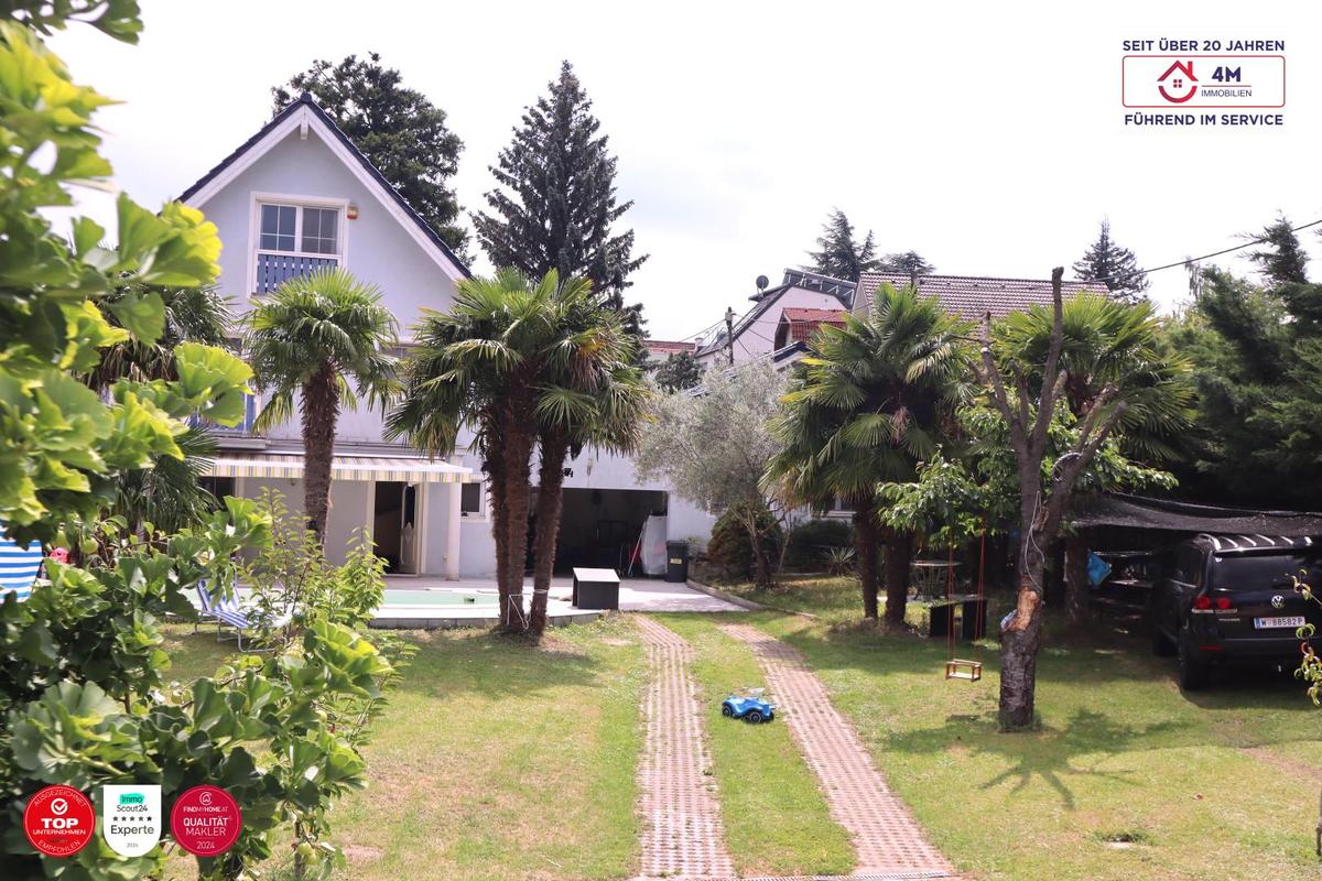 Garten mit Blick auf das Haus