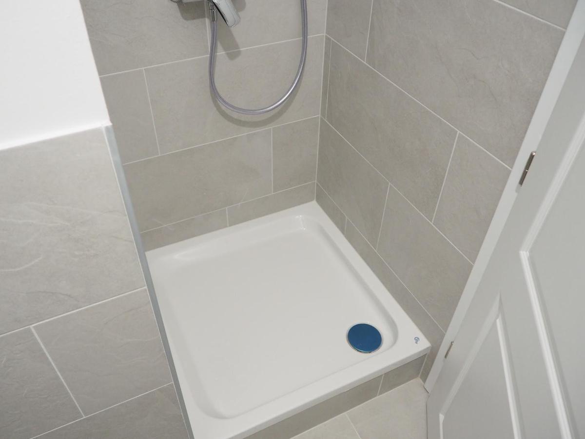 WC 2 mit Dusche (vor Erstbezug)