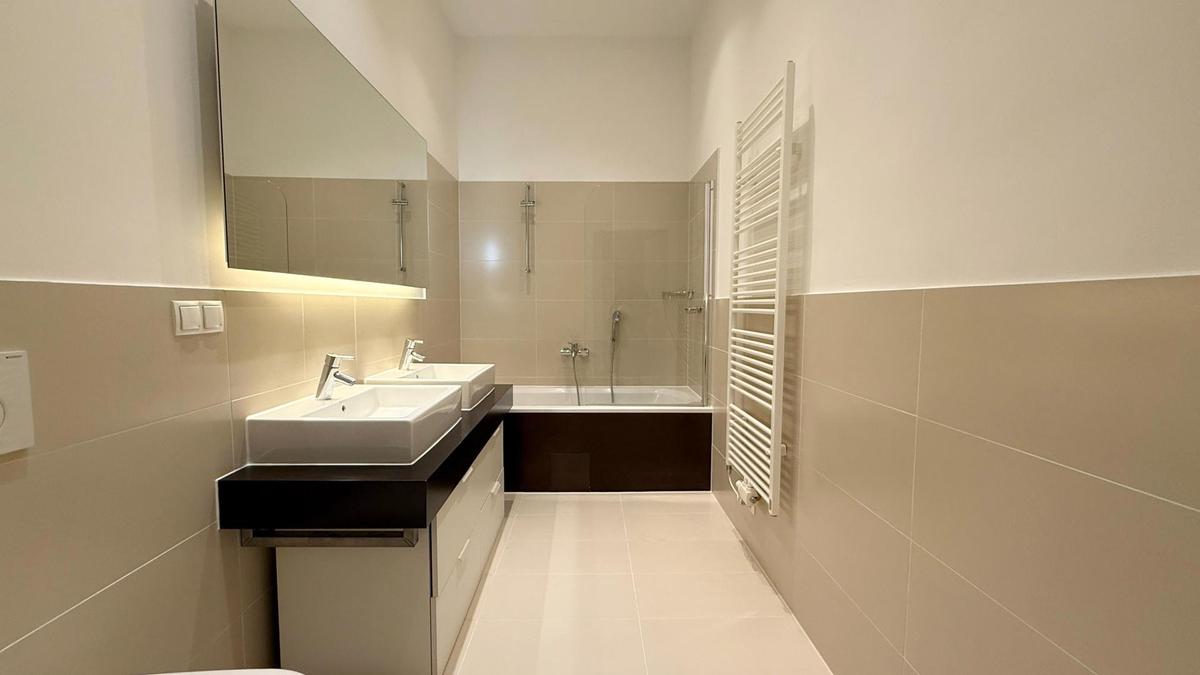 Bad1 mit Badewanne und WC