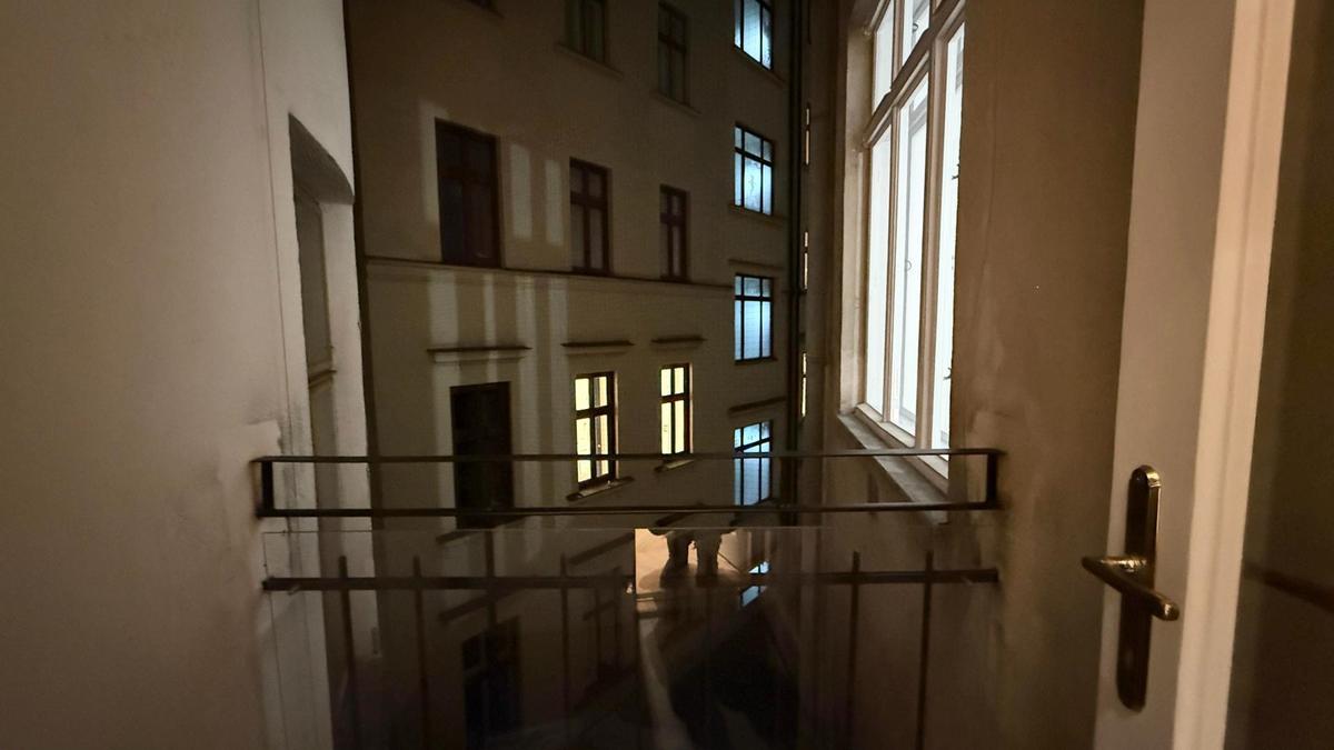 kl. Balkon zum Innenhof