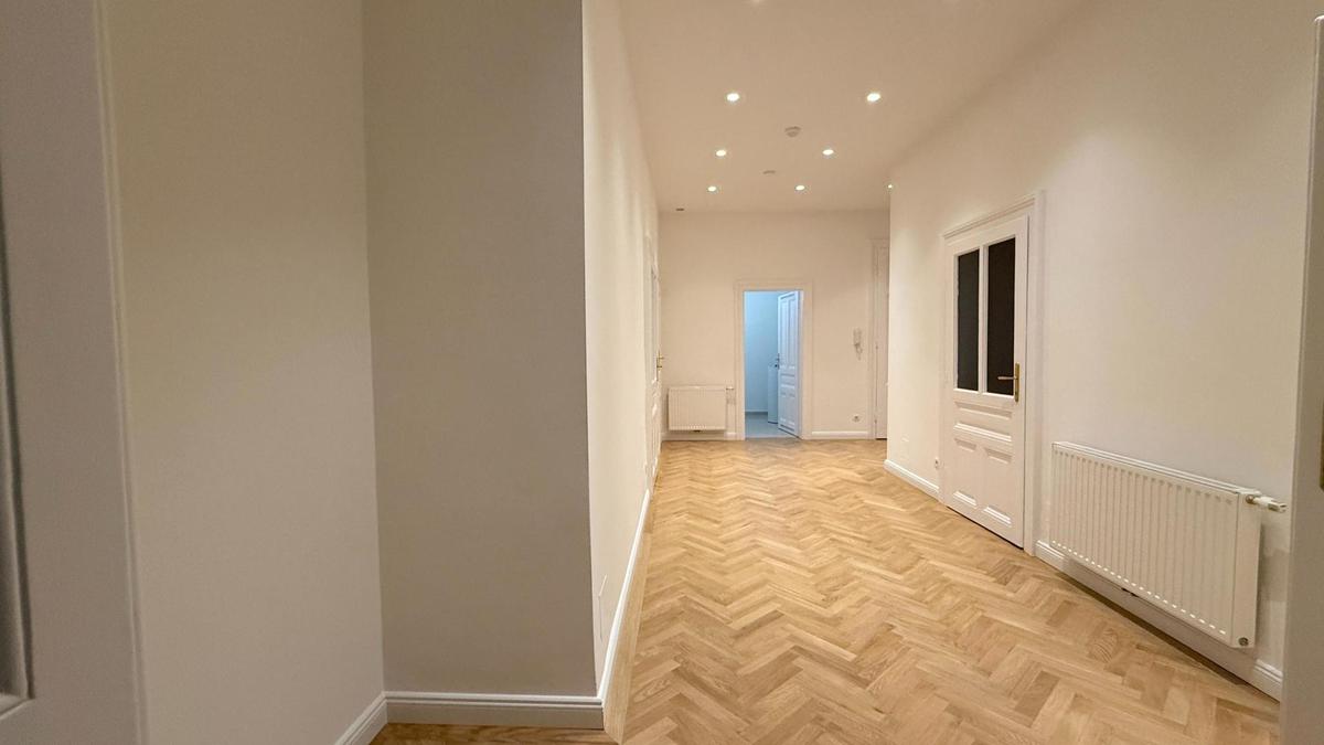 großer Vorraum mit Spotbeleuchtung