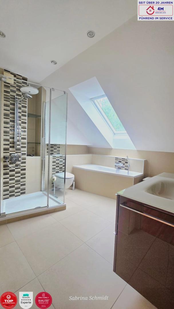 Großes Badezimmer OG