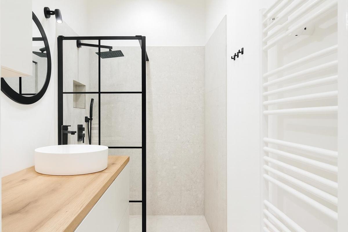 Badezimmer mit Walk-In-Dusche