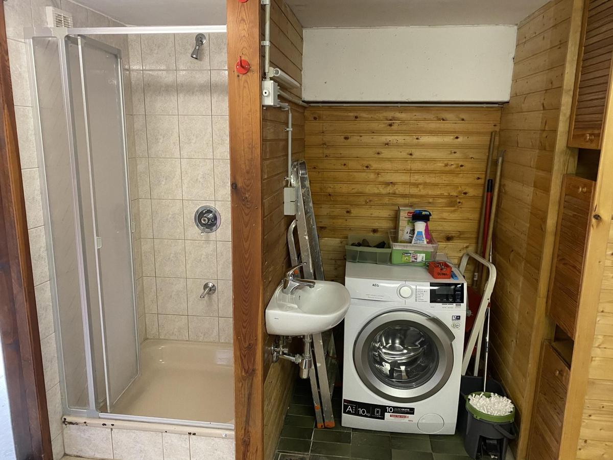 19 Dusche und Waschküche unten