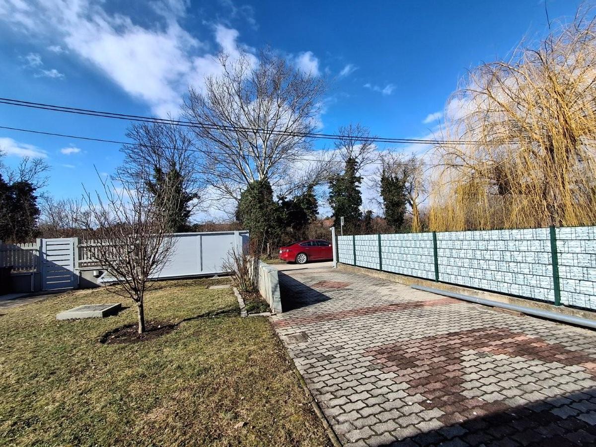 21 Vorgarten mit Garageneinfahrt 1220
