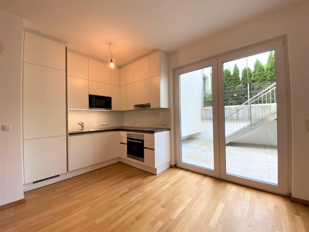 Designerküche mit Schränken bis zur Decke