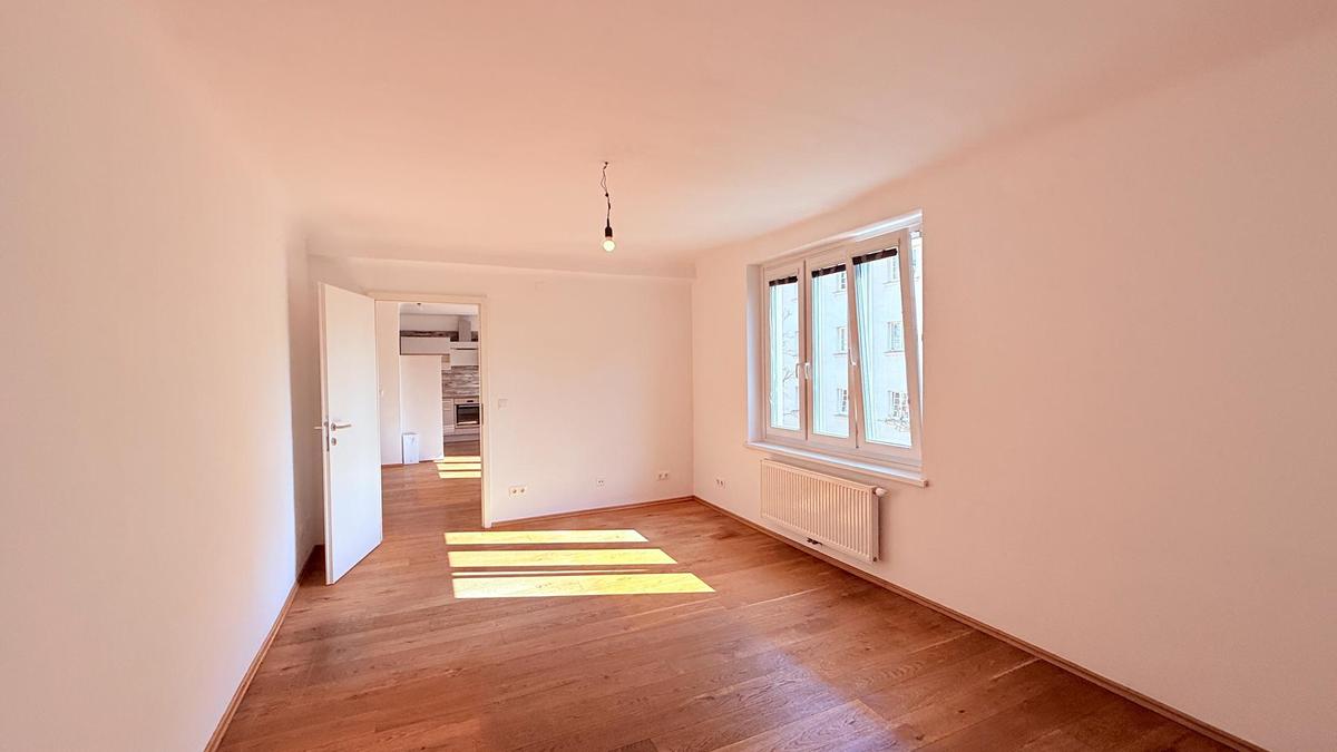 Schlafzimmer mit Blick zur Küche