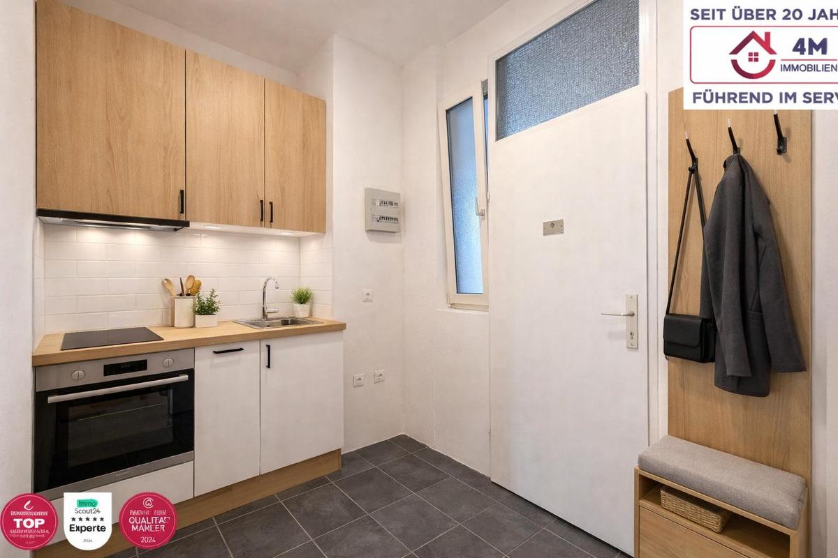 Küche in kleinem Eingangsbereich staged