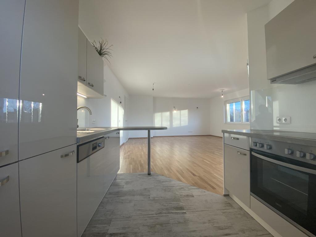 Blick von der Küche ins Wohnzimmer