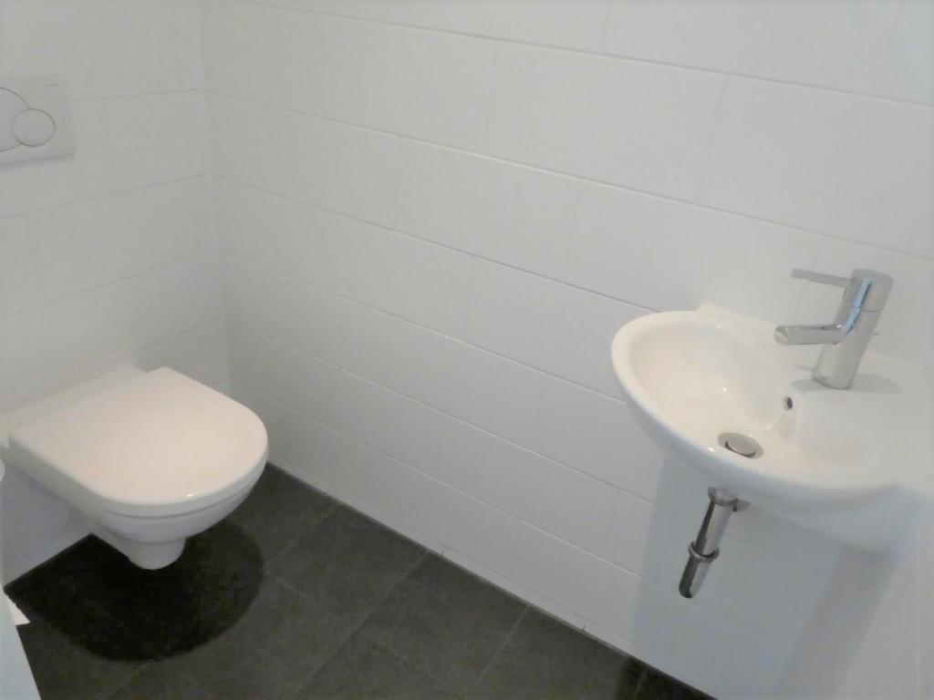 WC mit Waschbecken