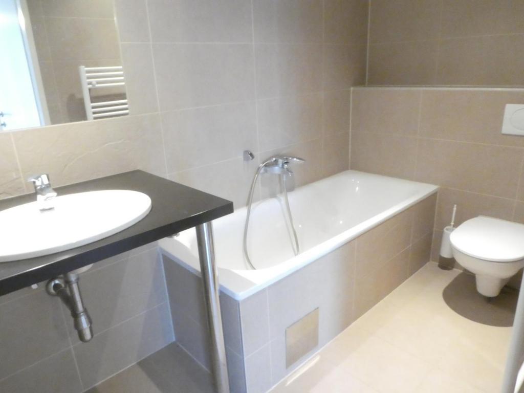 Badezimmer mit Badewanne und zweitem WC