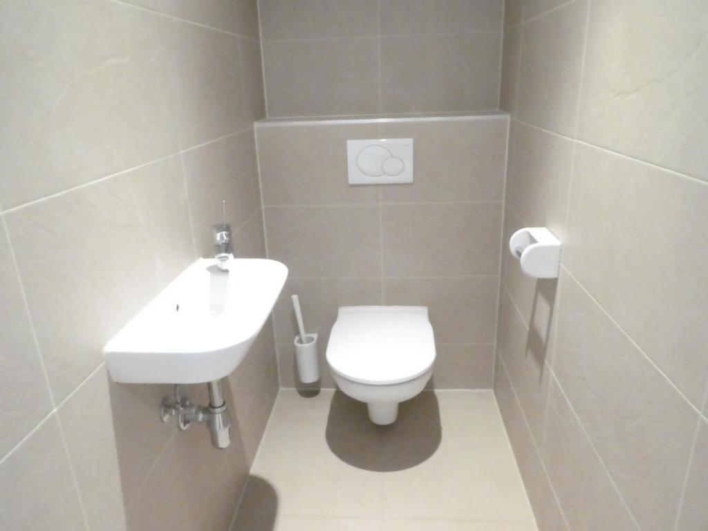 WC mit Waschbecken