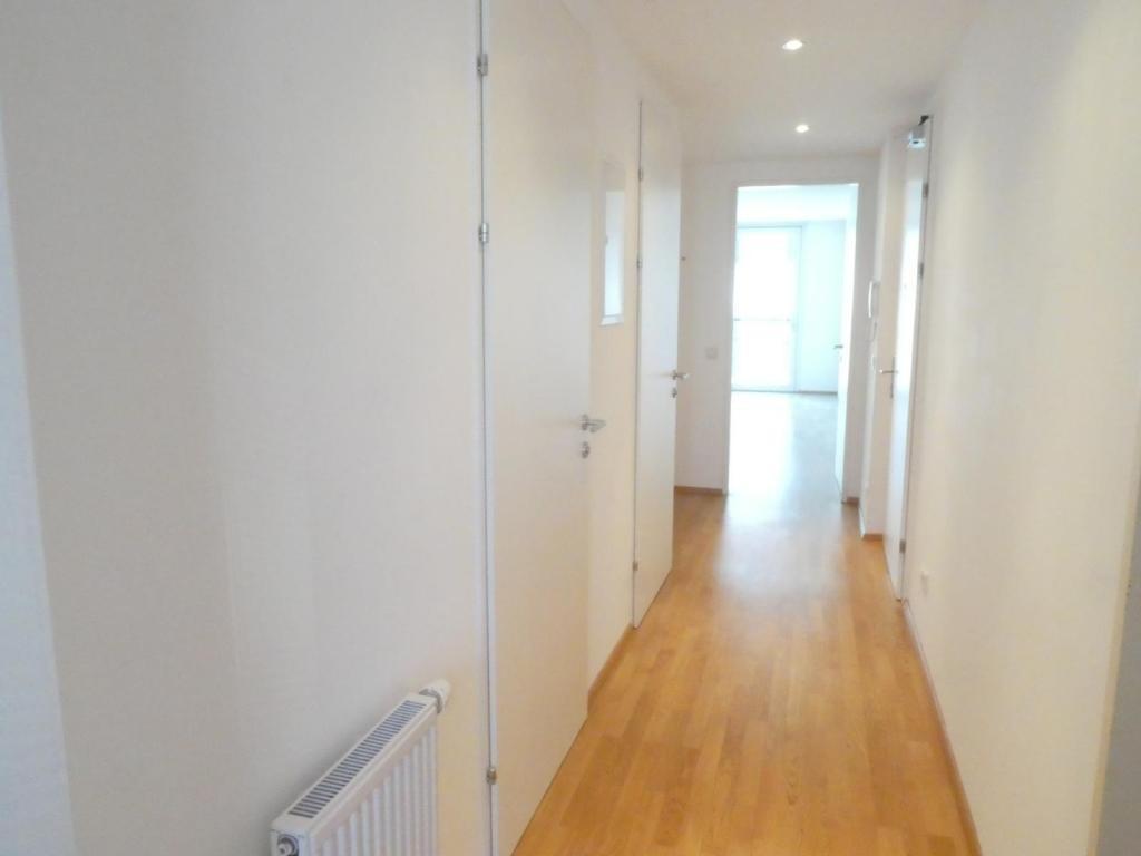 Gang mit Spot-Beleuchtung