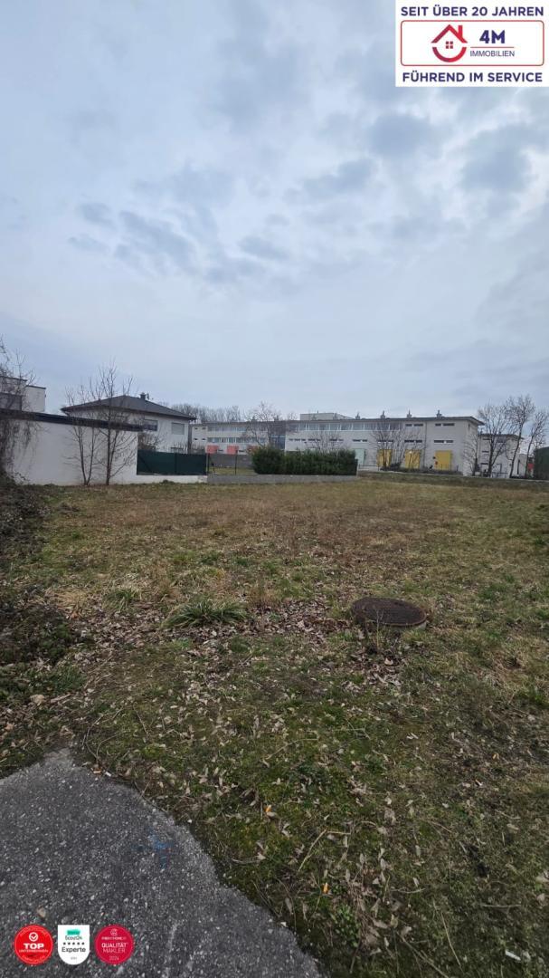 Grundstück event. Einfahrt