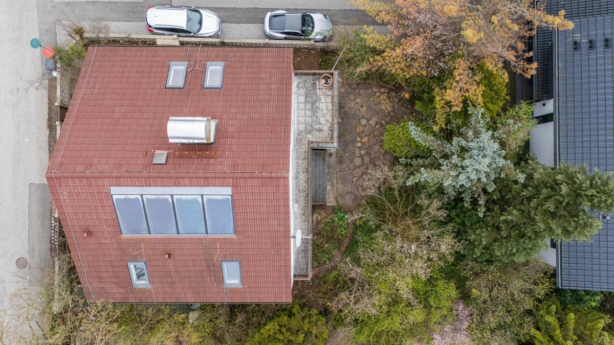 Drohne Haus von frontal von oben