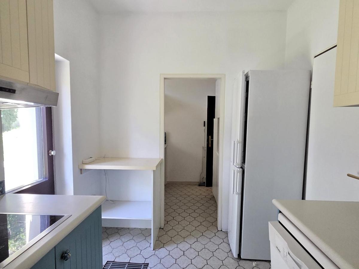 Küche mit anschl. Wirtschaftsbereich