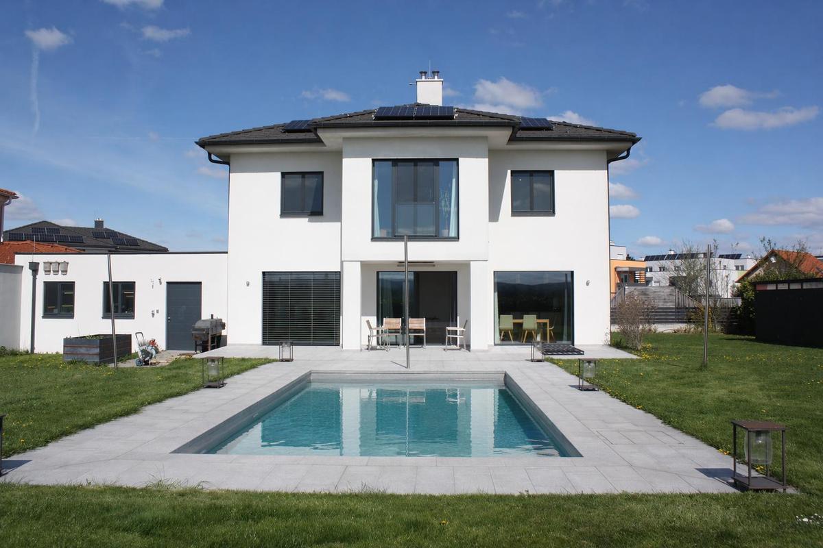 Gartenansicht (Pool mit KI befüllt)