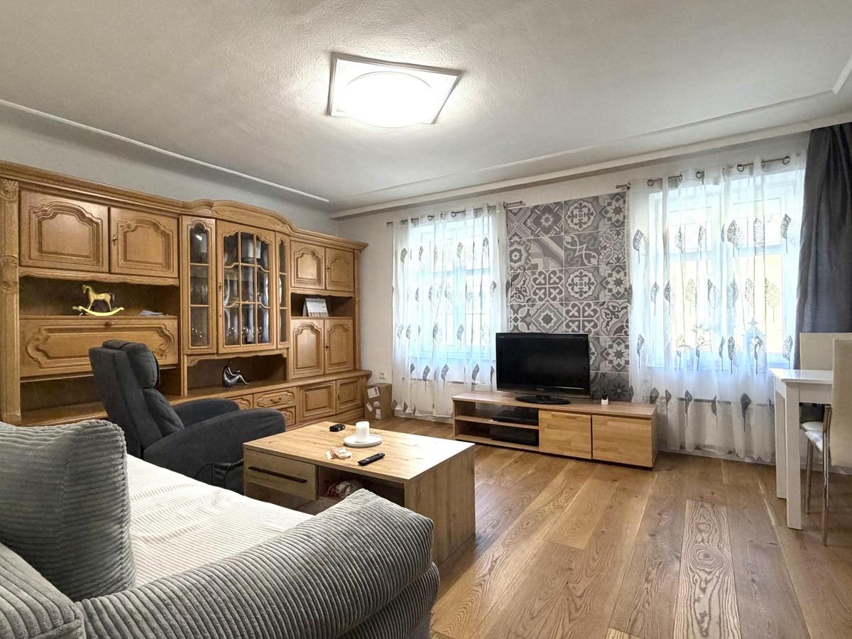 8 WOHNZIMMER
