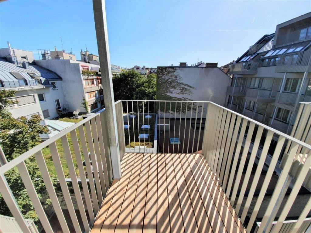 großer Balkon zum ruhigen Innenhof