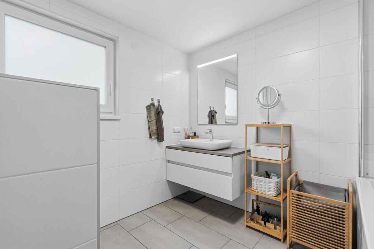 15 Bad mit Waschbecken|EFH1220 Wien