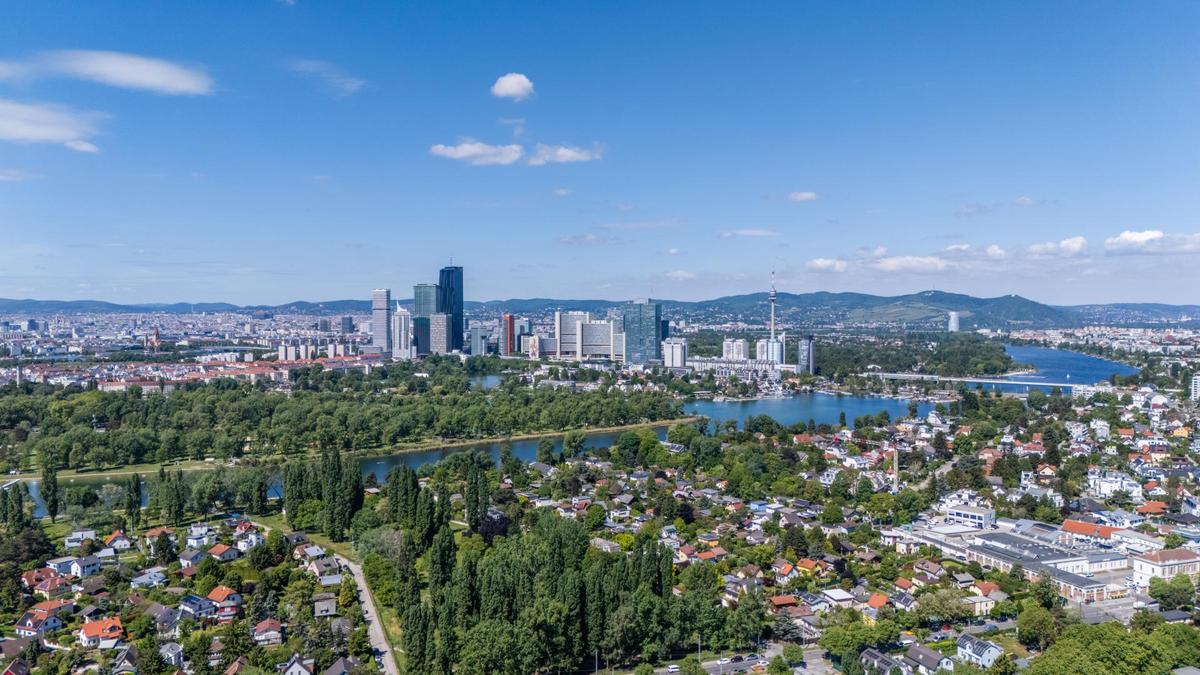 22 Drohne mit blick auf die donau und Stadt
