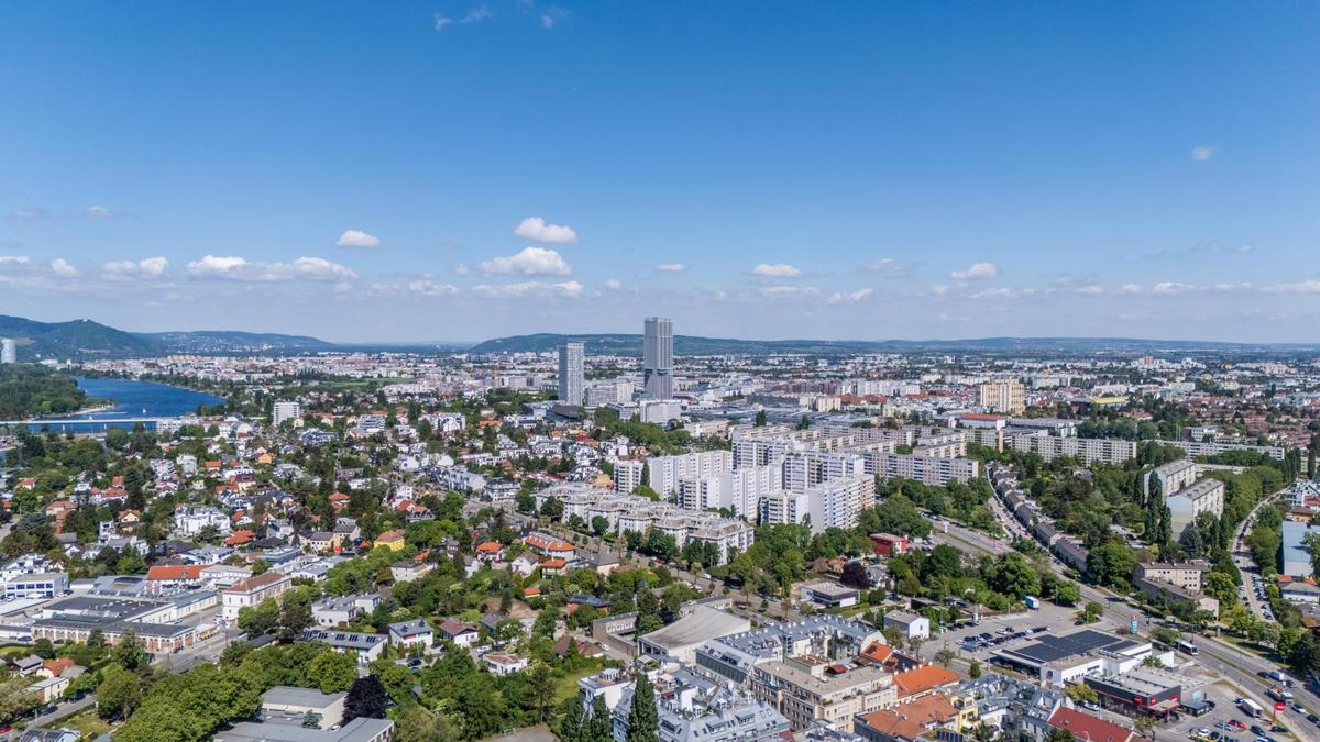 23 Drohne mit Blick auf die Stadt