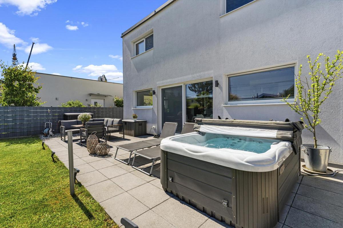 19 Terrasse mit Whirlpool|EFH1220 Wien