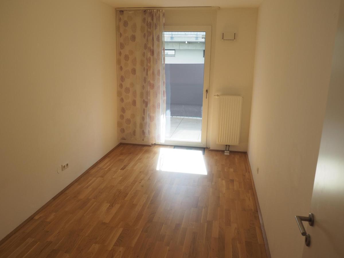 Zimmer 2, mit Ausgang auf den Balkon