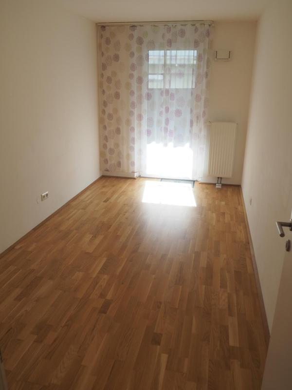Zimmer 2, mit Ausgang auf den Balkon