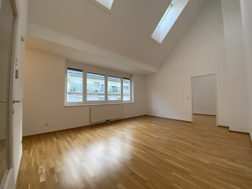 Wohnzimmer (Blick Richtung Schlafzimmer)