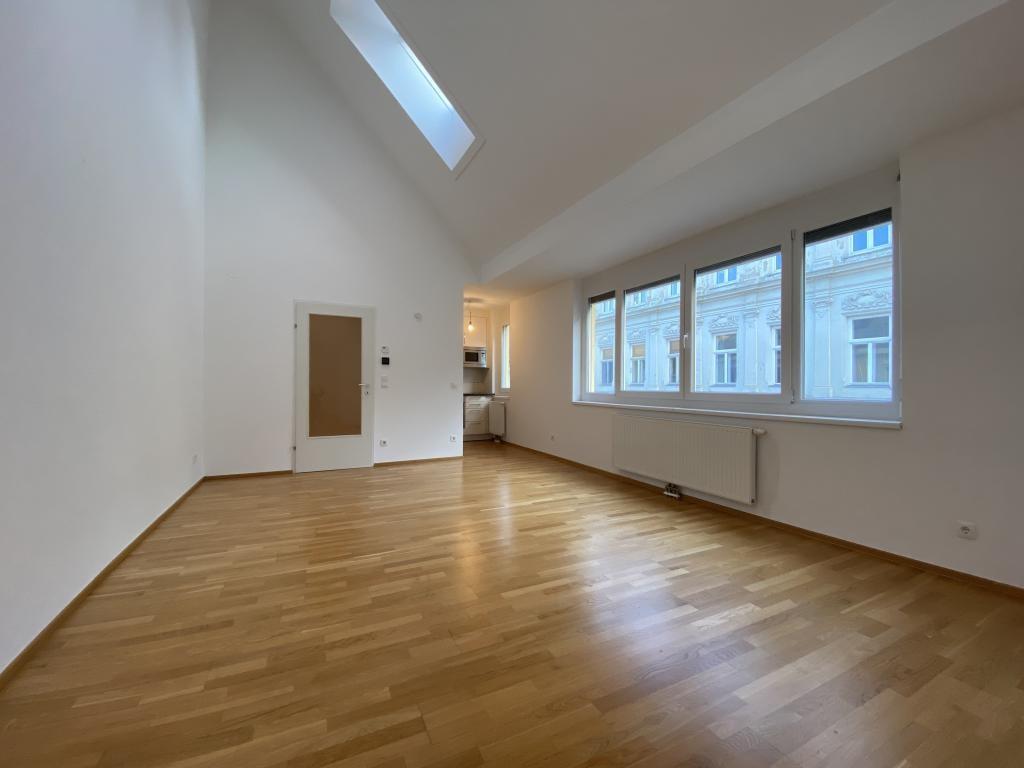 Wohnzimmer (Blick zur Küche)