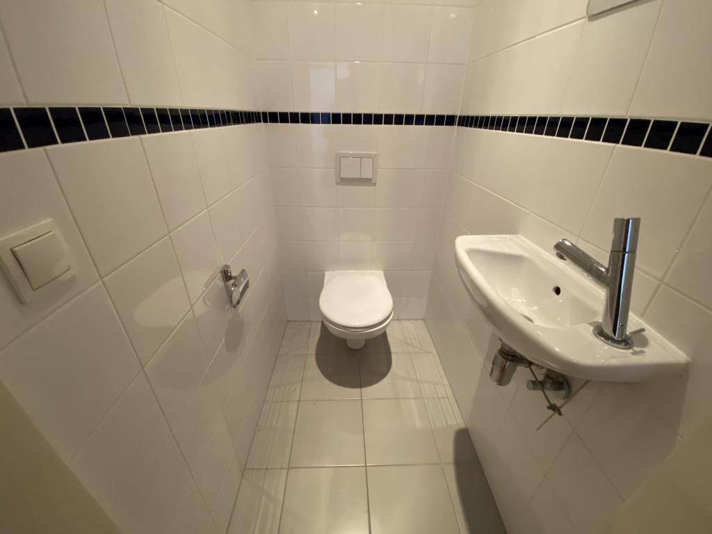 WC mit Waschbecken