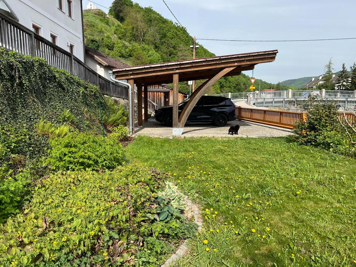 Garten und Doppel-Carport