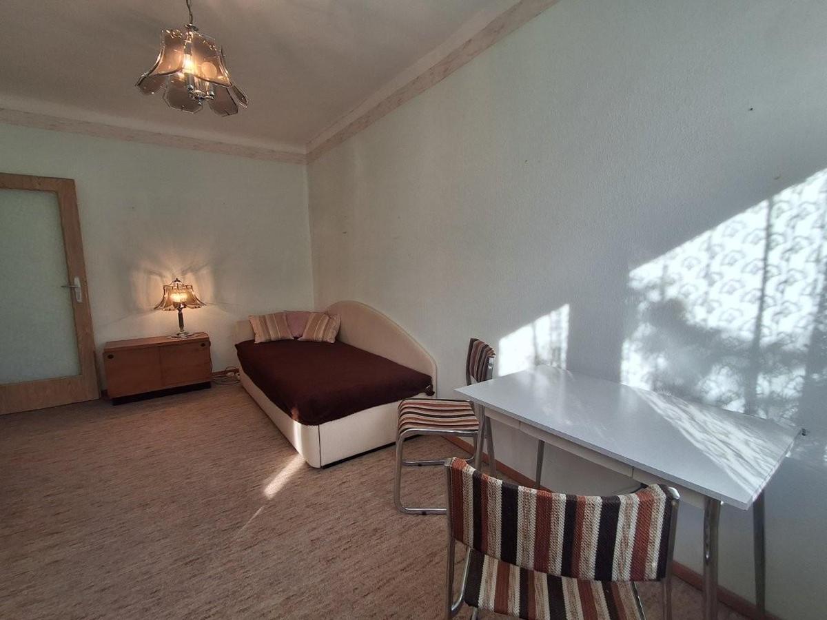 6 Schlafraum mit Doppelbett 1220 Kaisermühlen