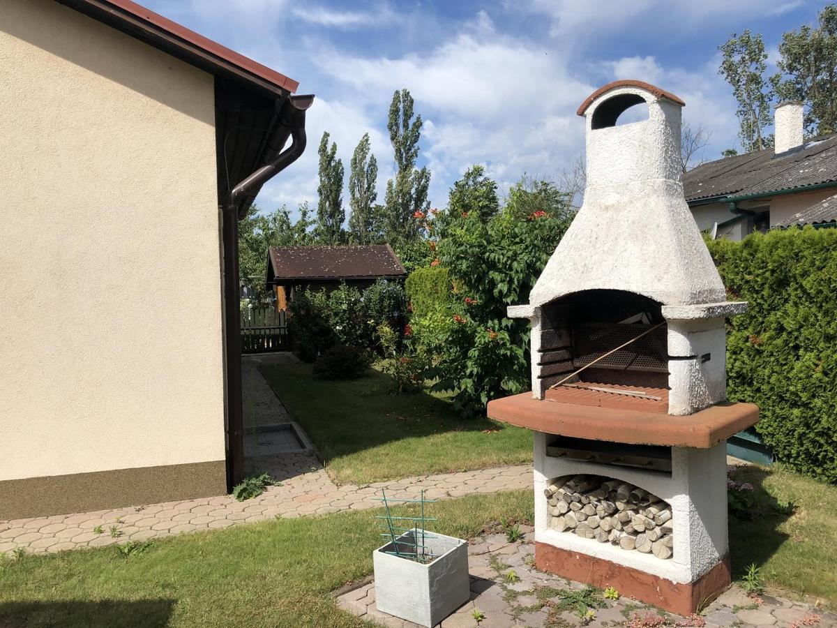 04 Griller_hinter Haus_Gartenhütte-min