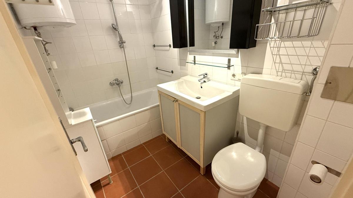 Bad mit Wanne und WC