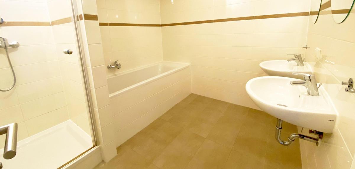 Badezimmer mit Badewanne UND Dusche
