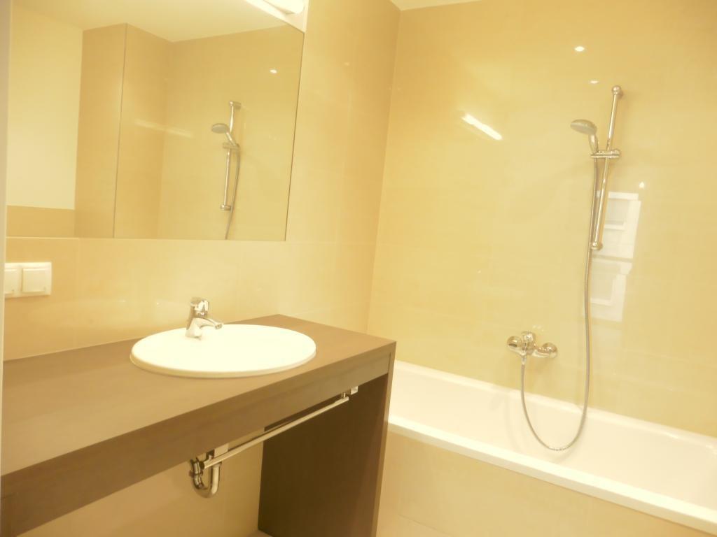 modernes Bad mit Wanne